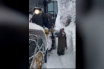 Ordu’da hastalanan bebek, kardan kapanan yolda iş makinesi ile taşındı