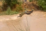 Osmaniye’de sel sularına kapılan iş makinesi dereye devrildi