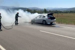 Osmaniye’de seyir halindeki otomobilde çıkan yangın söndürüldü