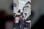Osmaniye’de tır OSB giriş kapısına çarptı, sürücü kabinde sıkıştı