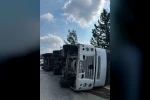 Osmaniye’de un yüklü tır devrildi: 1 yaralı