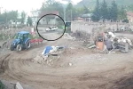 Otobüsten indi, otomobil çarptı: O anlar kamerada