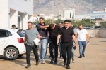 Otomatik silahla galeriye saldıran şüpheliler tutuklandı
