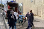 Otomobil aydınlatma direğine çarptı: 3 yaralı