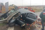 Otomobil bariyerlere saplandı; 1’i ağır 2 kişi yaralandı