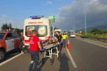 Otomobil bariyerlere saplandı: 3 yaralı
