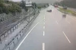 Otomobil bariyerlere ve araca çarptı