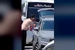 Otomobil camını ayna yaptı, yol kenarında tıraş oldu