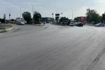 Otomobil çarptı, elektrikli bisiklet ikiye bölündü: Sürücü havada takla attı
