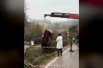Otomobil dereye uçtu: 2 ölü, 1 yaralı
