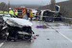 Otomobil hafif ticari araçla çarpıştı: Baba oğul öldü, 4 kişi yaralandı