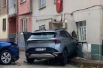 Otomobil ile çarpışan cip eve girdi