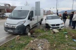 Otomobil ile minibüsün çarpıştığı kaza kamerada