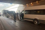 Otomobil ile servis aracı çarpıştı: 5 yaralı