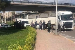 Otomobil kaldırımdaki öğrencilere çarptı: 2 yaralı 