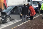 Otomobil, kırmızı ışıkta bekleyen tıra çarptı: 1 yaralı