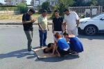Otomobil motosiklete çarptı, otomobildeki yolcu yaralıyı bırakıp gazeteciyle uğraştı