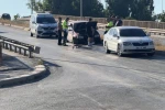 Otomobil refüje çıktı, yola dökülen yağ trafiği tehlikeye düşürdü