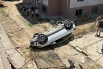 Otomobil sitenin bahçesine düştü