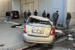 Otomobil üst geçitten yola düştü:: 2 yaralı