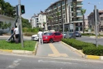 Otomobil yaya geçidine çıktı, 2 kişi yaralandı