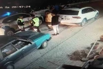 Otomobilin açılan kapısına çarpan elektrikli bisiklet sürücüsü metrelerce savurdu 