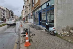 Otomobilin çarptığı aydınlatma direği marketin camını kırdı: 1 yaralı
