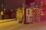 Otomobilin çarptığı işçi servisi yan yattı: 7 yaralı