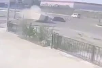 Otomobilin kamyonetle çarpıştığı kaza kameraya yansıdı: 2 yaralı
