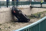 Otomobilin kanala uçtuğu kaza anı kamerada