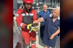 Otomobilin motor bölümüne sıkışan kedi kurtarıldı