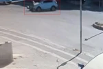 Otomobilin motosikletle çarpışma anı kamerada 