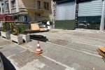 Otomobilinin pedallarını karıştıran sürücü dükkana daldı, içerdeki çalışan ezilmekten son anda kurtuldu