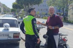 Otomobille çarpışan elektrikli bisiklet sürücüsü, park halindeki aracın altına sürüklendi