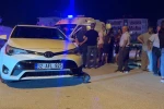Otomobille çarpışan motosiklet kontrolden çıkınca yol kenarındaki çocuğa çarptı