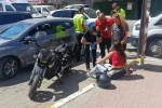 Otomobille çarpışan motosiklet sürücüsü genç kız kafasındaki kask sayesinde kazayı hafif atlattı