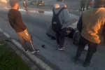 Otomobille çarpışan motosikletli metrelerce havaya savruldu