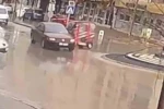 Otomobille çarpışan üç tekerlekli elektrikli bisiklet devrildi: 1 yaralı
