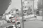Otomobille çarpışarak, motosikletten fırladı: Yürekleri ağza getiren kaza kamerada