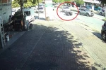Otomobille çarpıştı, motosikletiyle birlikte metrelerce sürüklendi