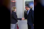 Özgür Özel, Ayşe Kulin'e CHP rozeti taktı