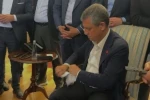 Özgür Özel kendisine verilen mutlak butlan tebligatını yırttı