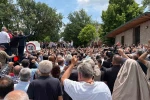 Özgür Özel TBMM önündeki kalabalığa seslendi