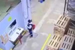 Paletlerin altında kalmaktan son anda kurtuldu