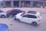 Panelvan ile çarpışan Porsche’nin tekeri koptu