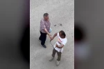 Paniğe sebep olan yılanı eliyle yakaladı