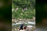 Papağanını kurtardı, kendisi mahsur kaldı