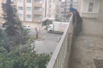 Park halinde alev alan aracı yaşlı kadın balkondan söndürmeye çalıştı