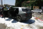 Park halindeki araç yangında kullanılmaz hale geldi