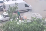 Park halindeki aracın tavanında çıkan yangına vatandaşlar müdahale etti